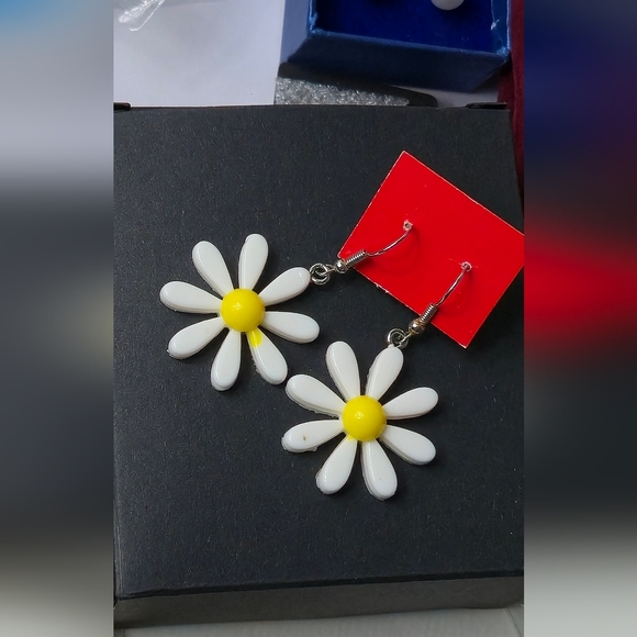 Daisy Flower Earrings - White and Yellow - Picture 6 of 6